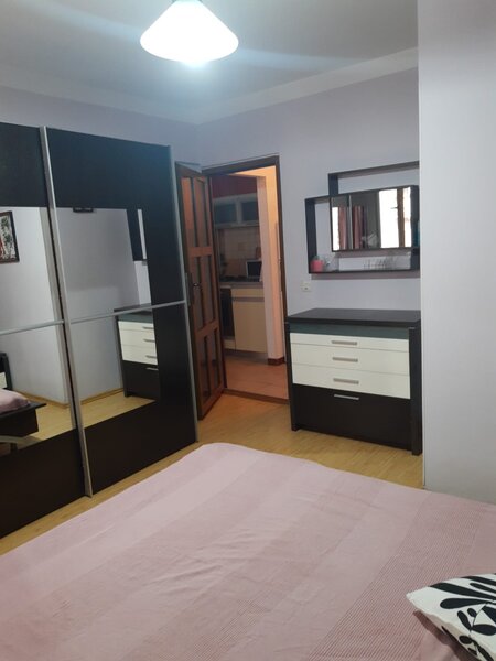 7 minute Metrou Universitate, 2 camere 55 mp, in Blocul are Centrala, AC